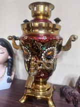 Rəngarəng naxışlarla bəzədilmiş mis/bronz görünüşlü dekorativ samovar — Mətbəx texnikası