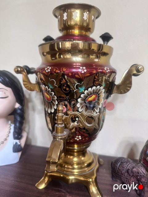 Rəngarəng naxışlarla bəzədilmiş mis/bronz görünüşlü dekorativ samovar — Digah
