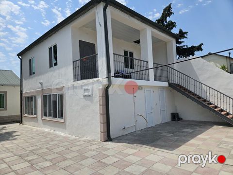 Iki mərtəbəli həyət evi və ayrıca qonaq evi - Geniş tam hasarlı