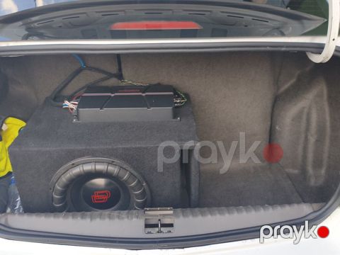 Avtomobil üçün səs sistemi – subwoofer və gücləndirici komplekti -