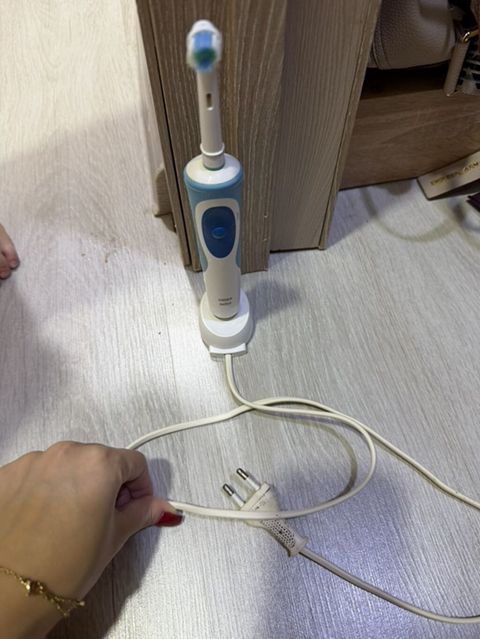 Elektrik diş fırçası və şarj bazası - Tip: Vibrasiyalı/rotasiya — Roya