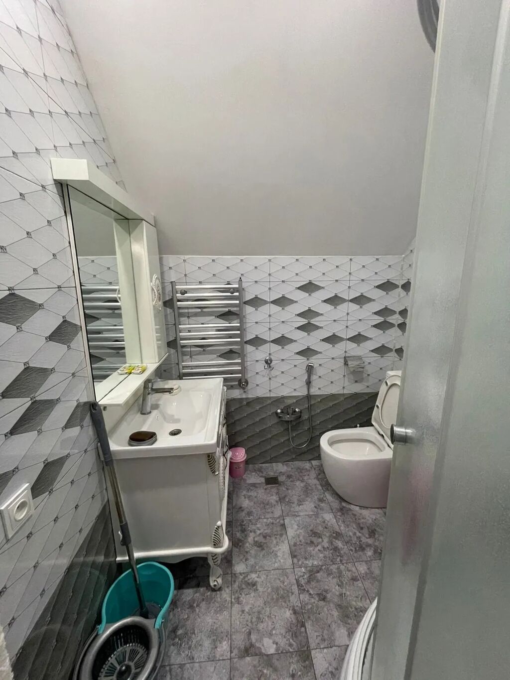 Geniş mansard tipli yataq otağı icarəyə verilir. Xüsusiyyətlər: - — Daşınmaz əmlak, Bakı (6)