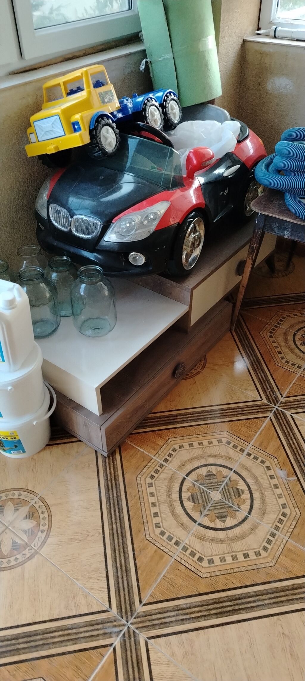 Uşaq üçün elektrikli oyuncaq maşın - Korpusu qara-qırmızı rəngdə — Mallar, Digah