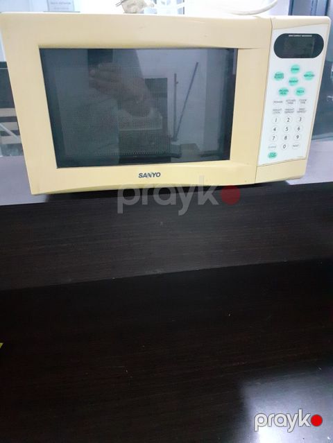Sanyo mikrodalğalı soba - Rəqəmsal idarəetmə paneli və LED ekran - Ön