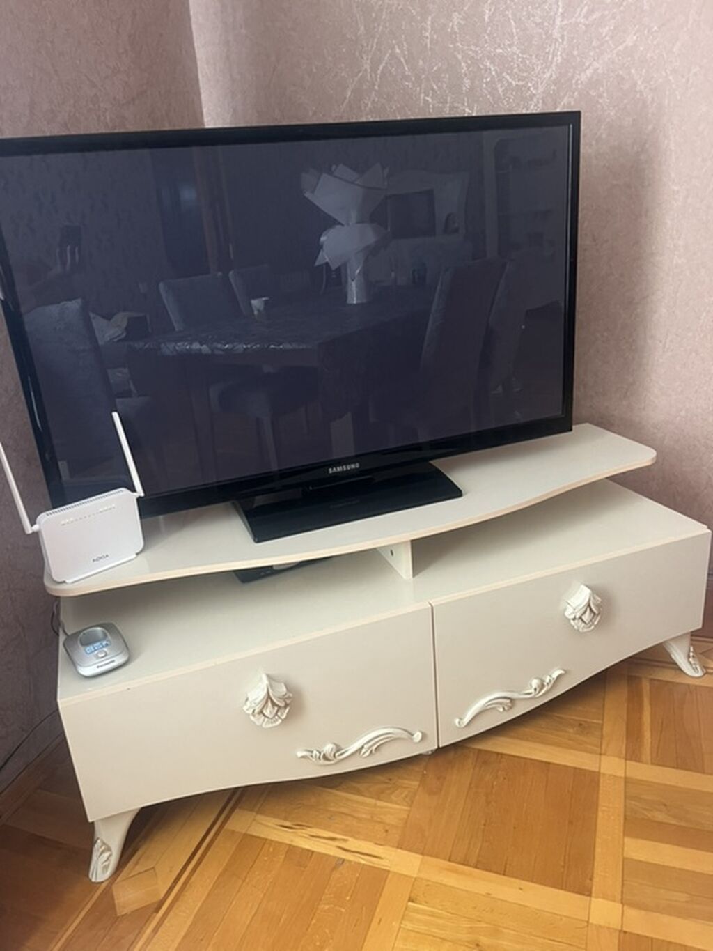 Ağ rəngli TV altlığı və media konsolu - Klassik-neo barok üslubunda — Mebel, Mehdiabad