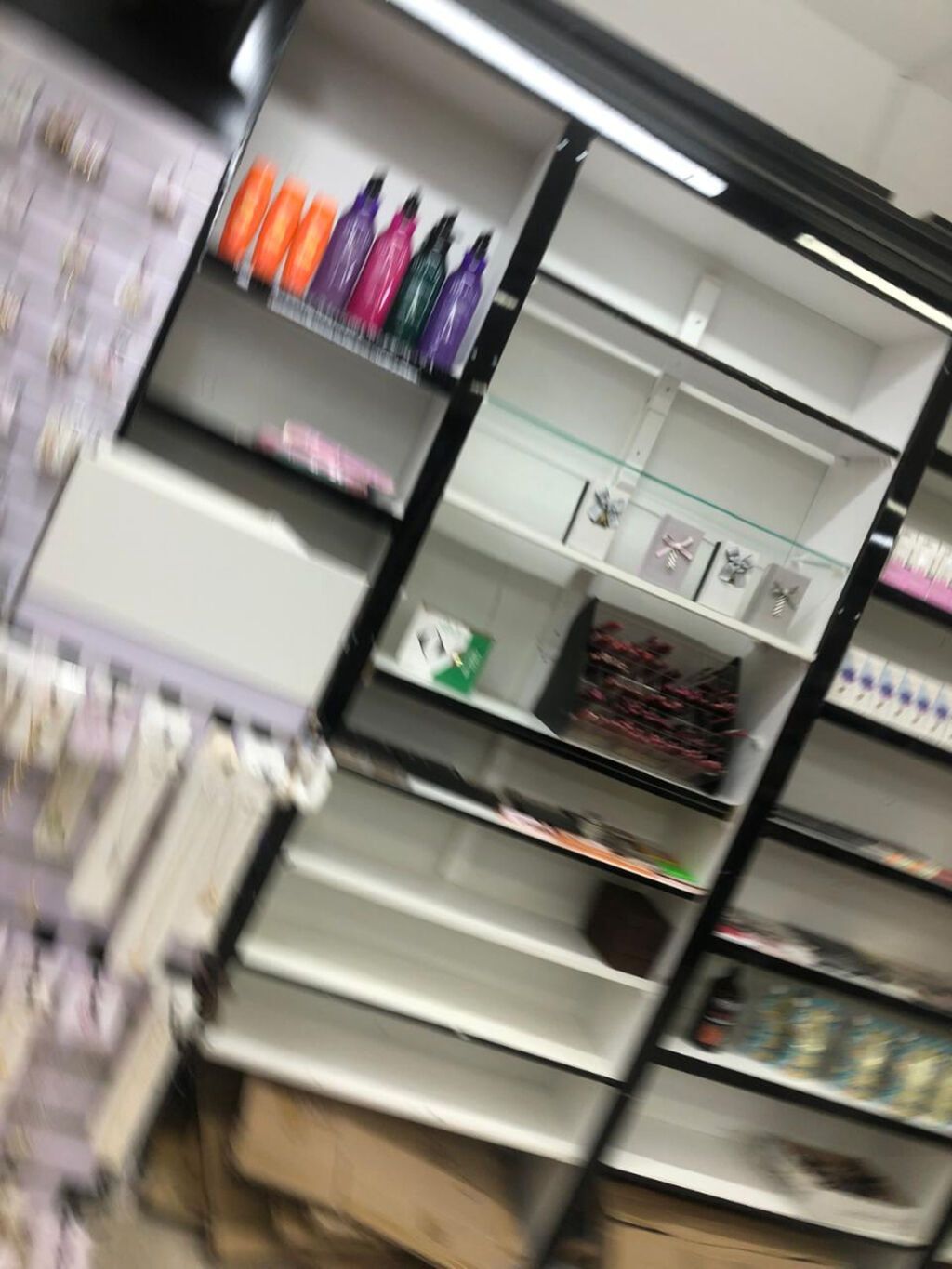 Həzi Aslanov metrosunun cixisinda parfumeryiya magazasi satilir.Hazir — Hazır biznes, Bakı (5)