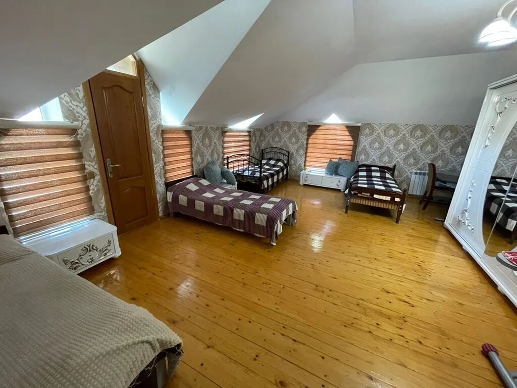 Geniş mansard tipli yataq otağı icarəyə verilir. Xüsusiyyətlər: - — Daşınmaz əmlak, Bakı (2)