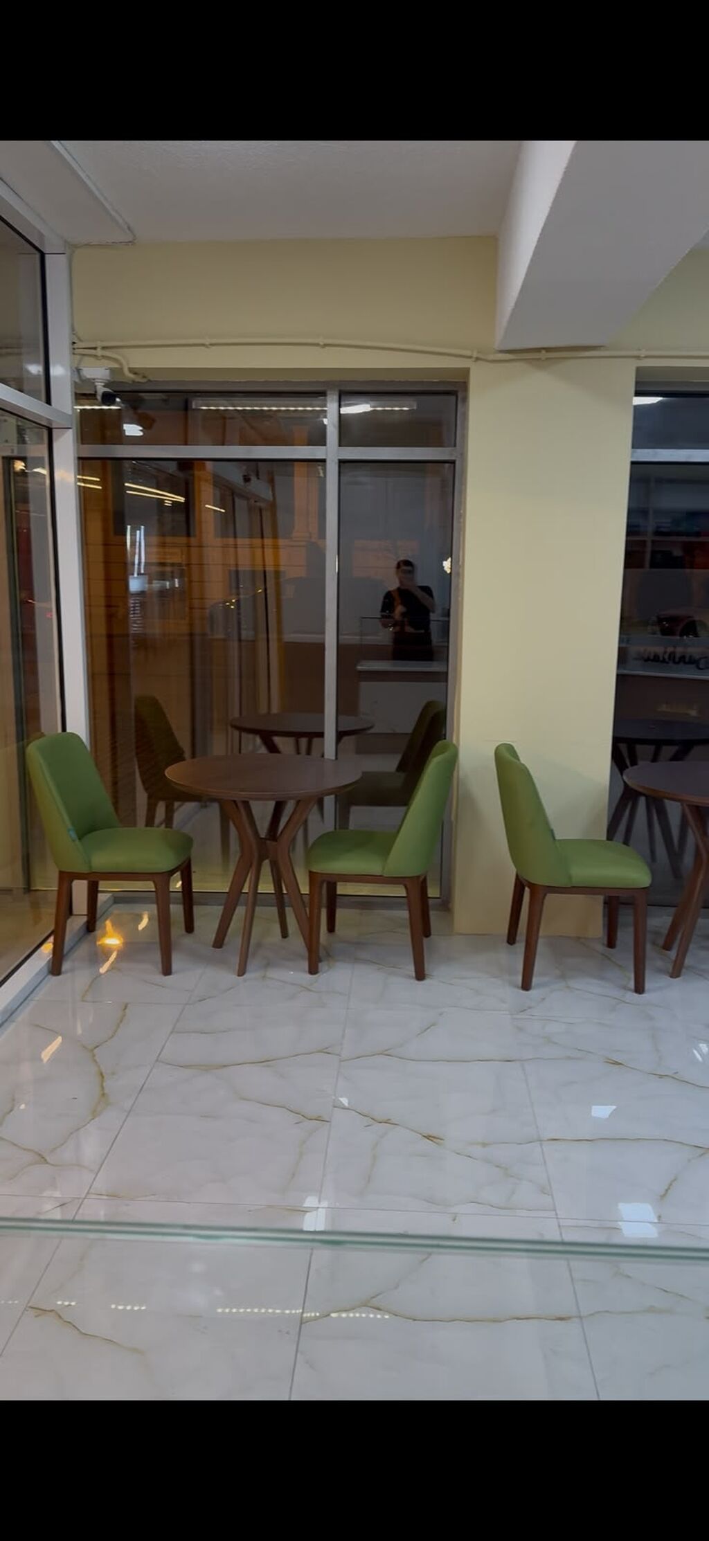 Kafe üçün avadanlıq dəsti Tərkib: - 2 ədəd yuvarlaq taxta masa – — Mallar, Xırdalan (3)