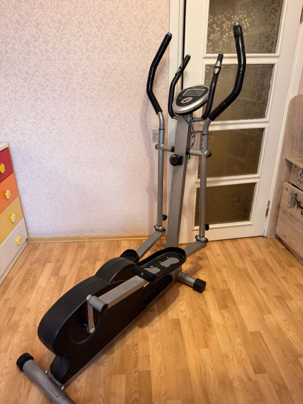Elliptik trenajor - 200 AZN Elan mətni: 🏋️ Elliptik trenajor satılır — İdman və istirahət, Bakı