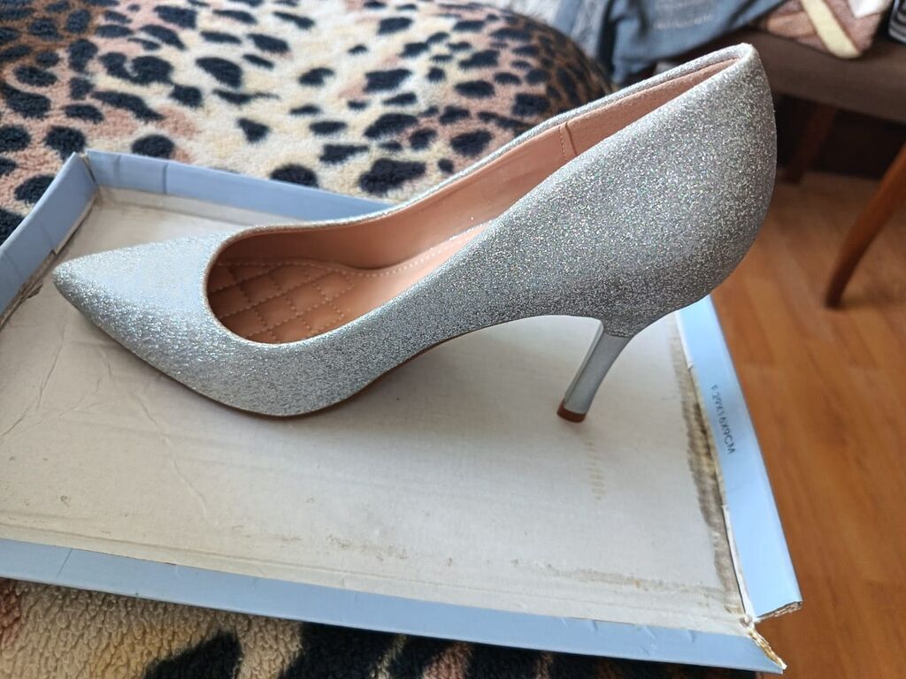 Gümüşü rəngli, parıltılı qadın tuflisi - Model: klassik “pointed toe” — Şəxsi əşyalar, Bakı (2)