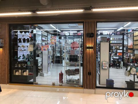 Həzi Aslanov metrosunun cixisinda parfumeryiya magazasi satilir.Hazir — Bakı