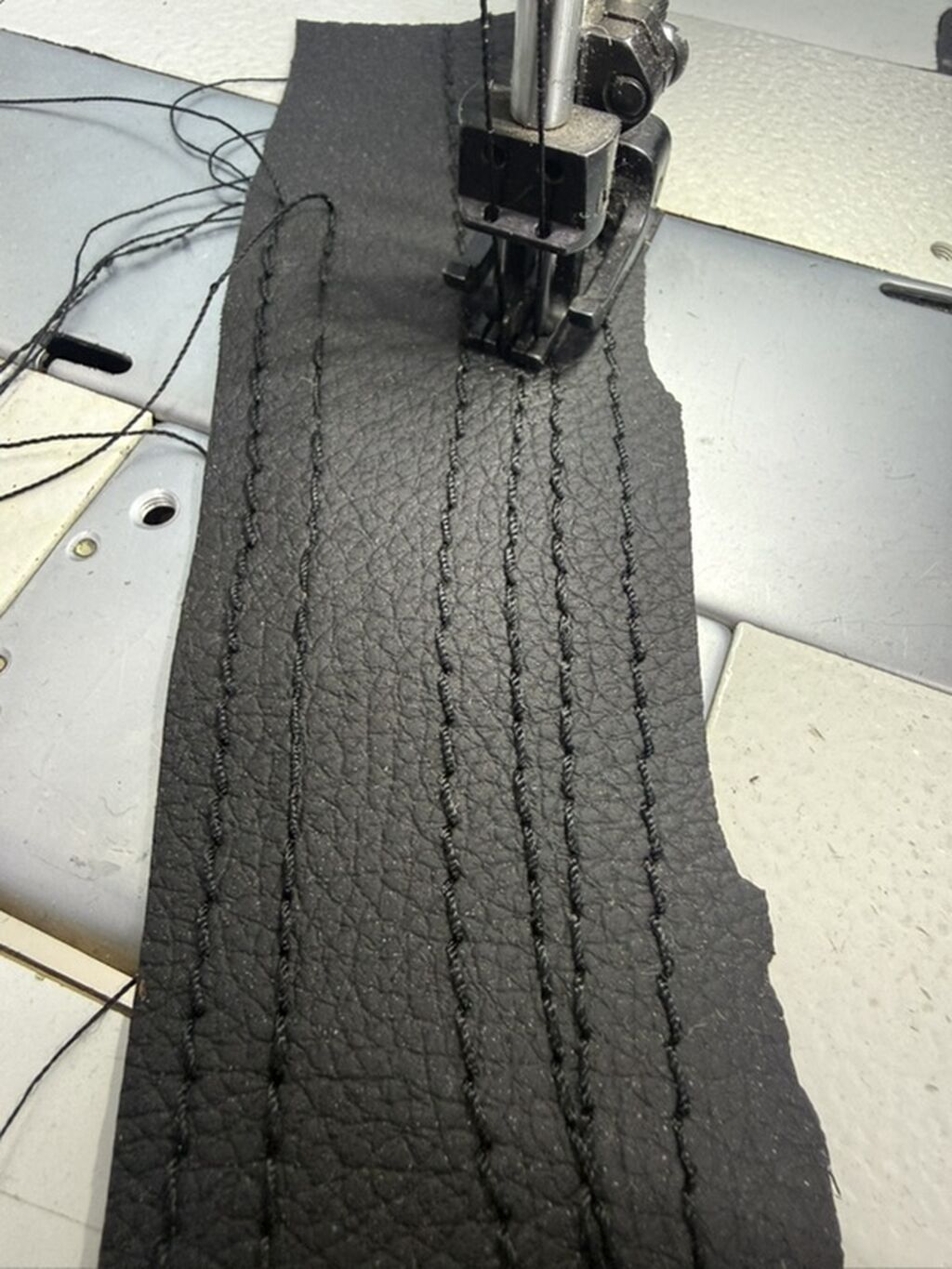 Qosa tikis masini satilir . Vezyeti yaxwidi tikisi goz onunde isteyen — Elektronika, Bakı (3)