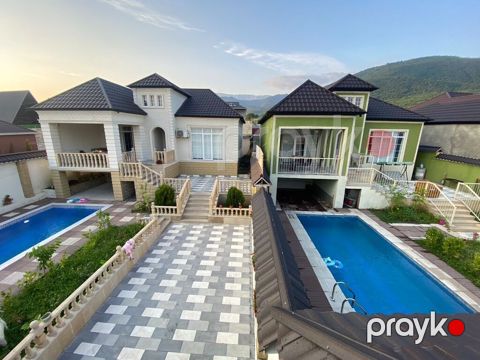 İki müstəqil həyət evi – hər birində şəxsi hovuz və geniş həyət