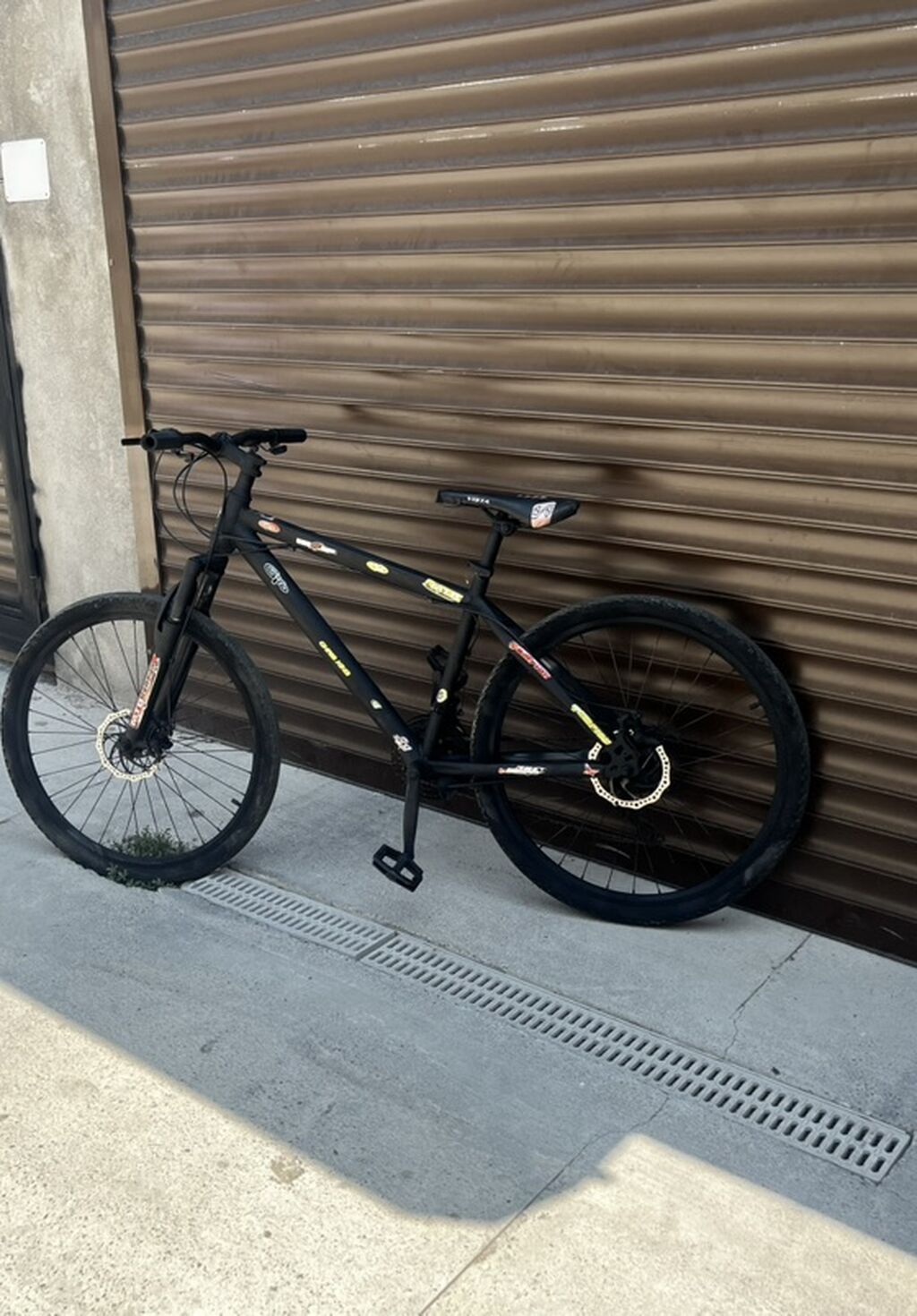 Şəhər/trek tipli velosiped – mat qara rəng, stikerli dizayn — Velosipedlər, Sumqayıt (2)