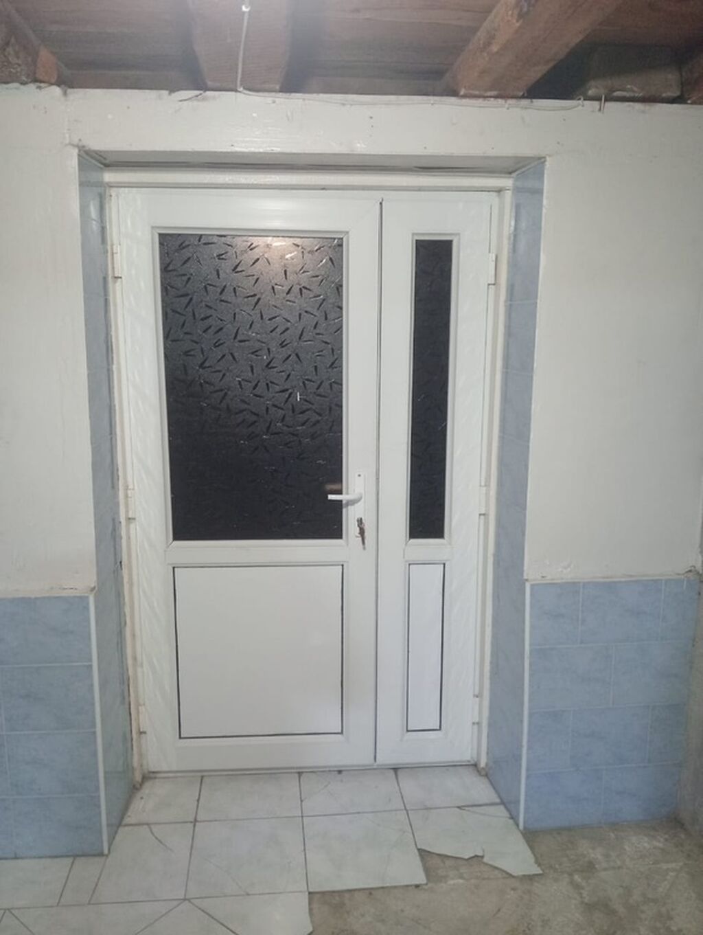 Plastik giriş qapısı – yan əlavə pəncərəli (üstü şüşəli), ağ rəng — Mallar, Sabirabad