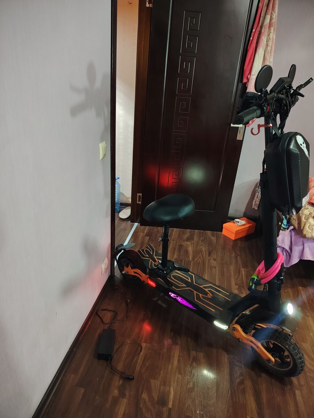 Elektrik skuter E-scooterin Scorpion modeli şarj cihazı üstündə — Mallar, Bakı (2)