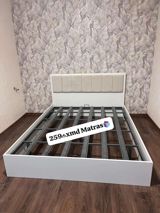 Ağ rəngdə müasir dizaynlı çarpayı karkası. Yüksək, yumuşaq panel — Mallar
