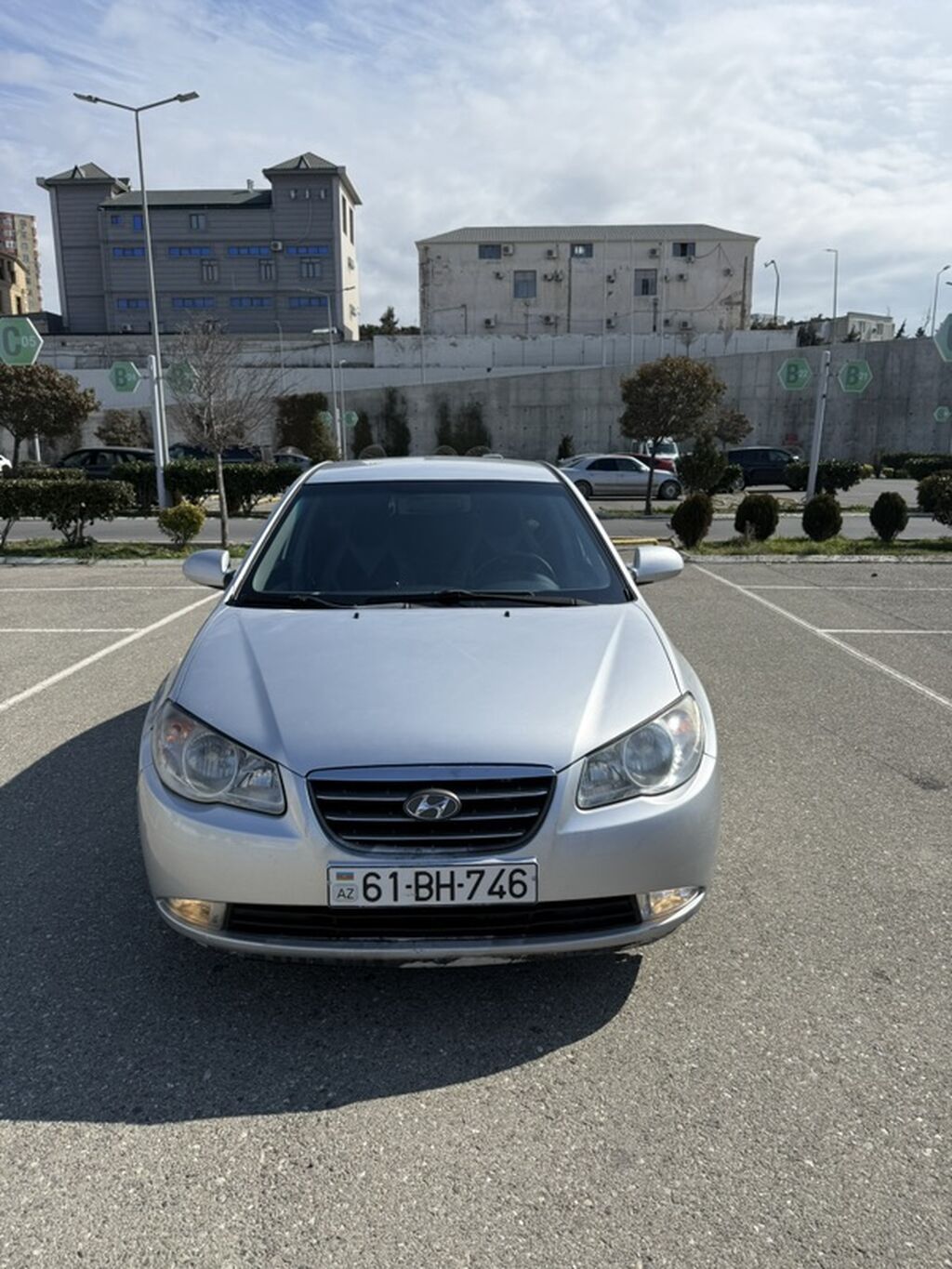 Hyundai Elantra sedan – gümüşü rəng, Azərbaycan nömrə nişanı — Avto, Bakı (2)