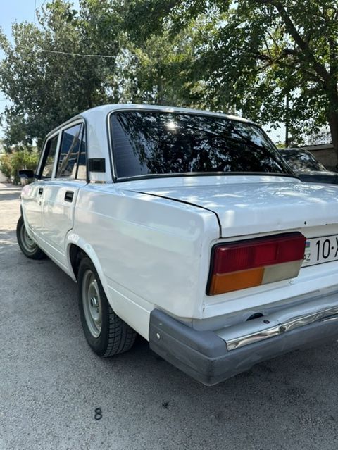 VAZ 2107 sedan – klassik ağ rəng, 4 qapı, arxa ötürücülü. Ili 2005