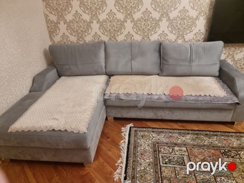 Künc divanı – L şəklində, yumşaq parça üzlüklü, açıq-boz rəngdə