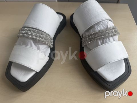 Tezedi! Geyinilmeyib hetta karobkasi var