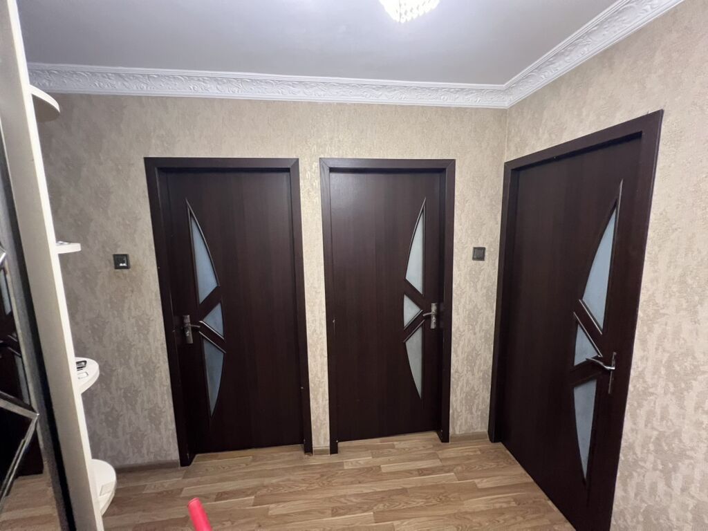 Qəhvəyi rəngdə otaq qapıları. Qapılar müasir dizayna malikdir — Mallar, Bakı