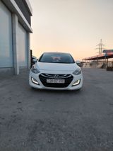 Hyundai i30 hetçbek, ağ rəngdə, müasir və dinamik kuzov xəttlərinə — Cars