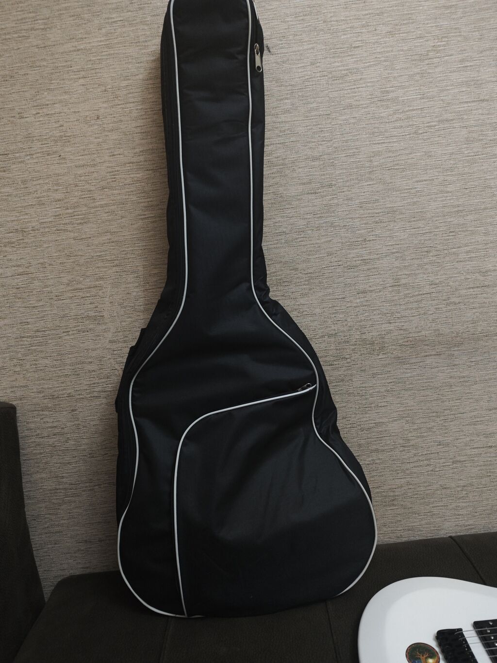 Ağ rəngli elektrik gitara komplekti təqdim olunur. Dəstə şəkildə — Mallar, Bakı (3)