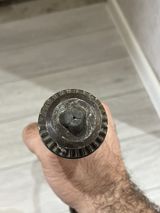 Əl ilə işləyən qədim tipli qazma aləti (burğu) təqdim olunur. Məhsul — Alətlər