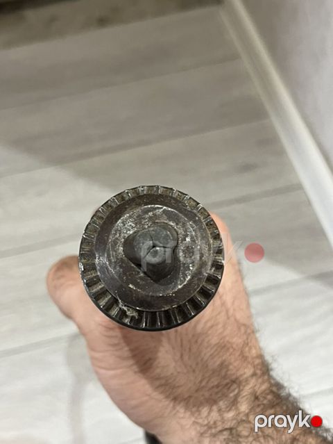 Əl ilə işləyən qədim tipli qazma aləti (burğu) təqdim olunur. Məhsul