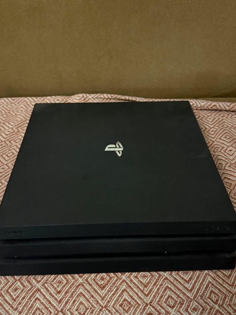 Sony PlayStation 4 Pro oyun konsolu. Lazımi qulluq görünüb termopasta — Игровые приставки