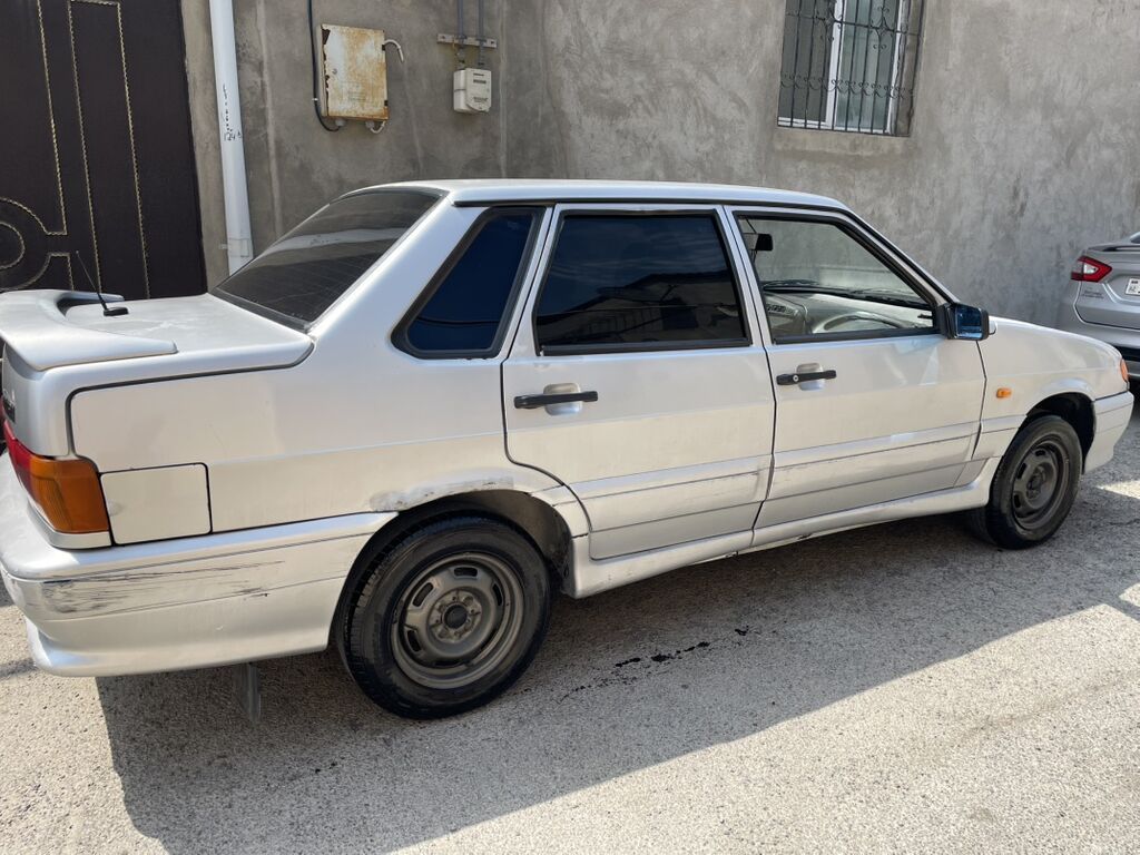 VAZ 2115 avtomobili, gümüşü rəngdə sedan kuzovlu modeldir. Şəkillərdə — Avto, Sumqayıt (7)