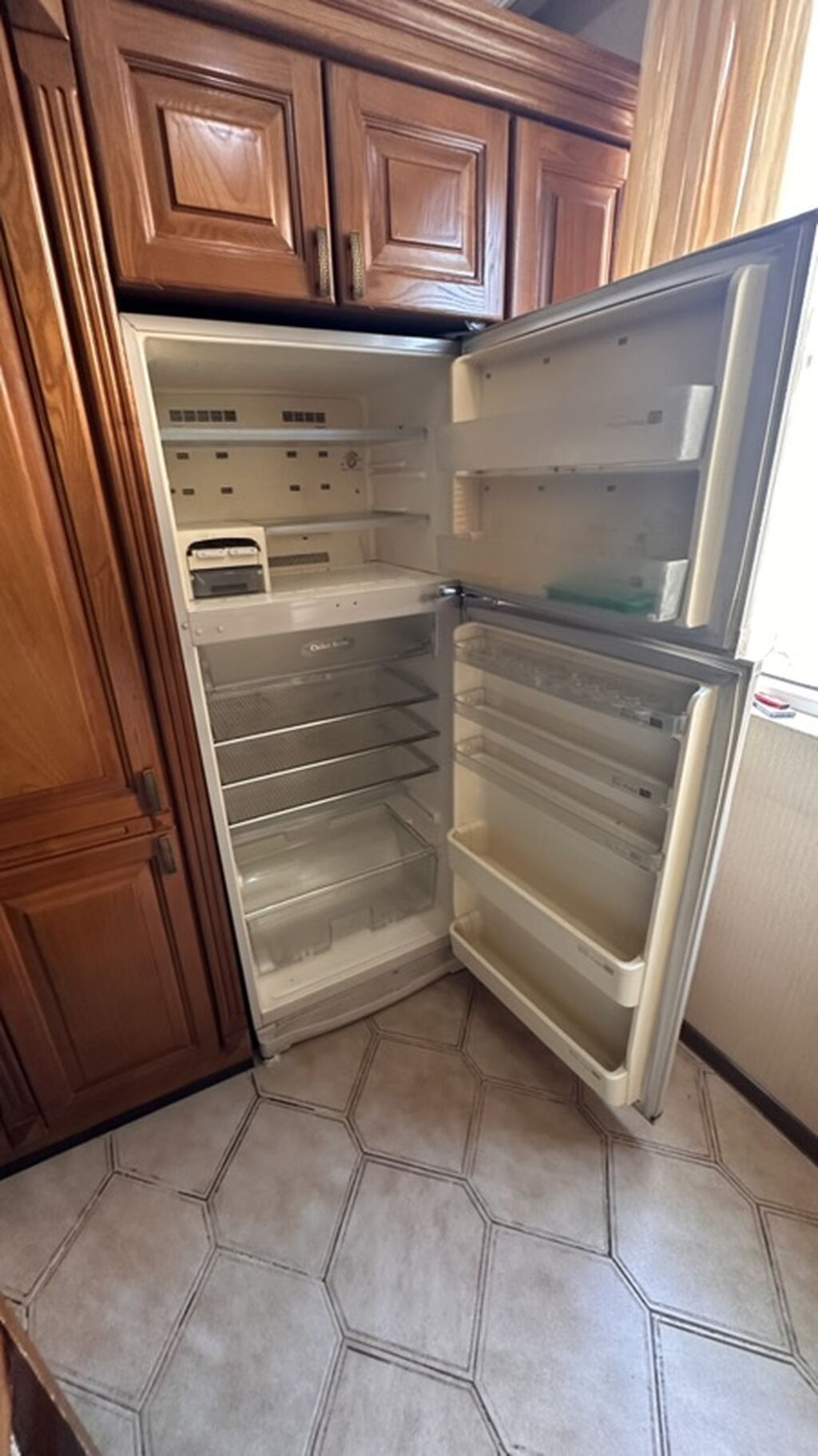 Soyuducu SHARP Eni 75 sm Hundurluk 1,80 sm Giymeti 230 manat Unvan — Soyuducular, Bakı (2)