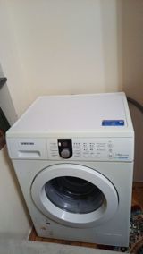 Samsung paltaryuyan maşın, ön yükləməli modeldir. Korpus ağ rəngdədir — Clothes dryers