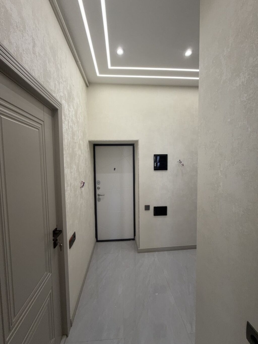 Salam. Ev Elmlər metrosunun yanında yerləşir. Qanuni 2 otaqdır. Yeni — Daşınmaz əmlak, Bakı (3)