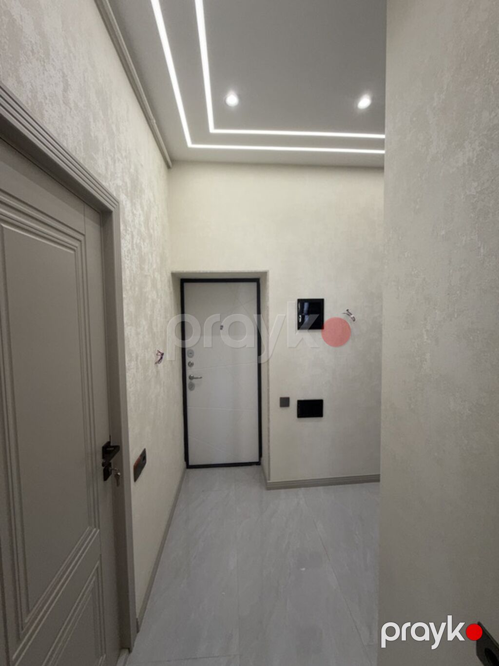 Salam. Ev Elmlər metrosunun yanında yerləşir. Qanuni 2 otaqdır. Yeni — Daşınmaz əmlak, Bakı (3)