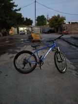 Champion markalı velosiped. Mavi rəngli çərçivəyə malikdir və — Dağ Velosipedləri