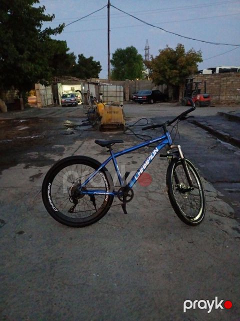 Champion markalı velosiped. Mavi rəngli çərçivəyə malikdir və