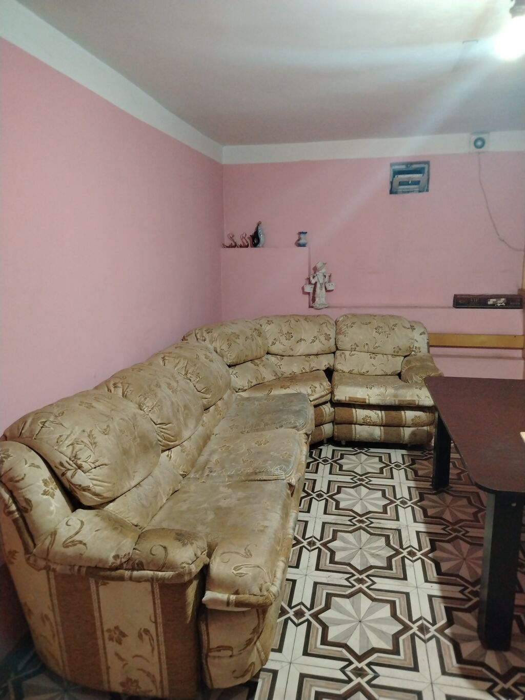 Qonaq otağı üçün böyük ölçülü künc divan. Divan bej rəngdədir və — Mebel, Bakı (2)