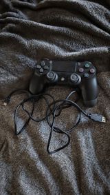 PlayStation üçün qara rəngli oyun pultu təqdim olunur. Şəkildə pultla — Elektronika