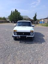 VAZ Niva avtomobili təqdim olunur. Kuzov ağ rəngdədir və klassik 3 — Cars