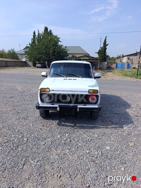 VAZ Niva avtomobili təqdim olunur. Kuzov ağ rəngdədir və klassik 3