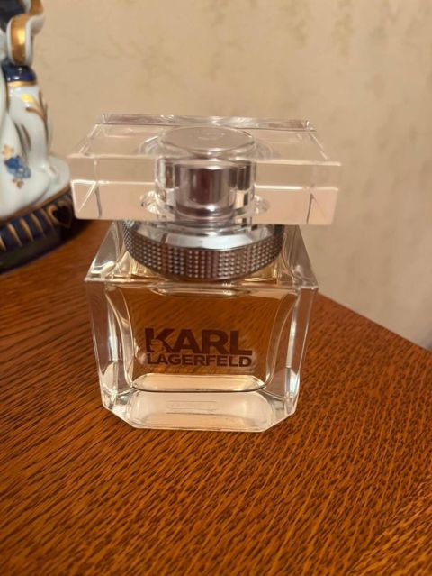 Təzə ətir Karl Lagerfeld 45 ml. Sadəcə qutusu tullanıb. Originaldir