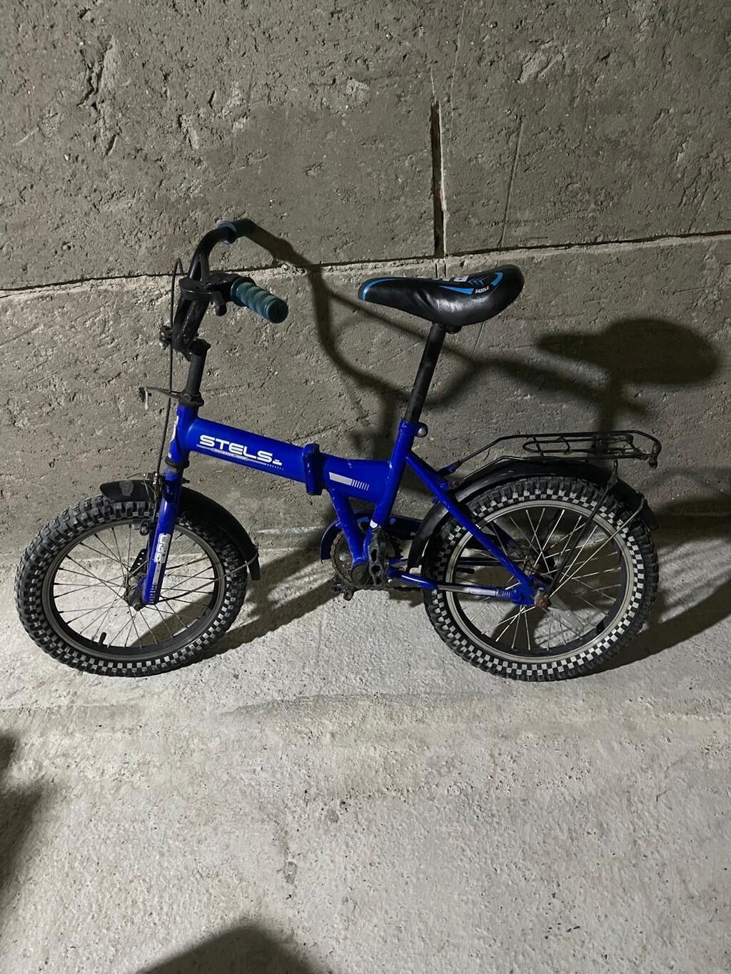 Mavi rəngli BMX tipli velosiped. Kompakt ölçülü çərçivəyə malikdir və — Velosipedlər, Masazır (5)