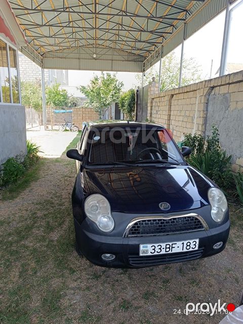 Lifan 320 kompakt hetçbek avtomobil. Tünd göy rəngli кузов, 5 qapılı