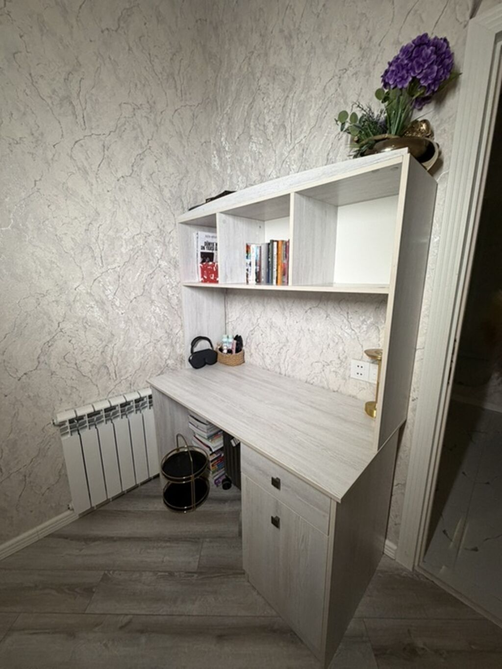Açıq rəngli kompüter/yazı masası üst rəf hissəsi ilə birlikdə təqdim — Mebel, Bakı (5)