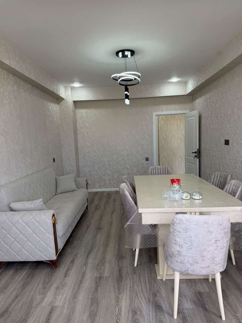 Mənzilin təsviri: - Zövqlə dizayn edilmiş, işıqlı və geniş zal — Daşınmaz əmlak, Xırdalan (3)