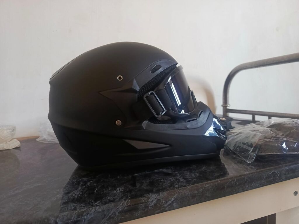 Motorsiklet kaskı – tam üzlü, mat qara rəng Xüsusiyyətlər: - Tam üzlü — Avto, Bakı