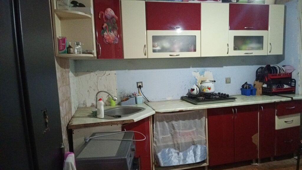 Mətbəx mebeli dəsti qırmızı və krem rəng kombinasiyaında təqdim — Mebel, Bakı