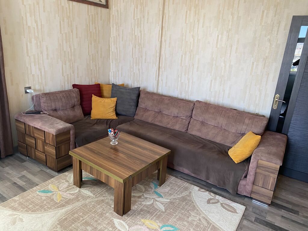 Qonaq otağı üçün künc divan və jurnal masası dəsti. Divan L formalı — Mebel, Digah